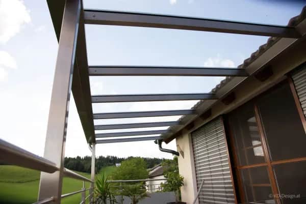 Maßgeschneiderte Balkonüberdachung montieren in Gallneukirchen