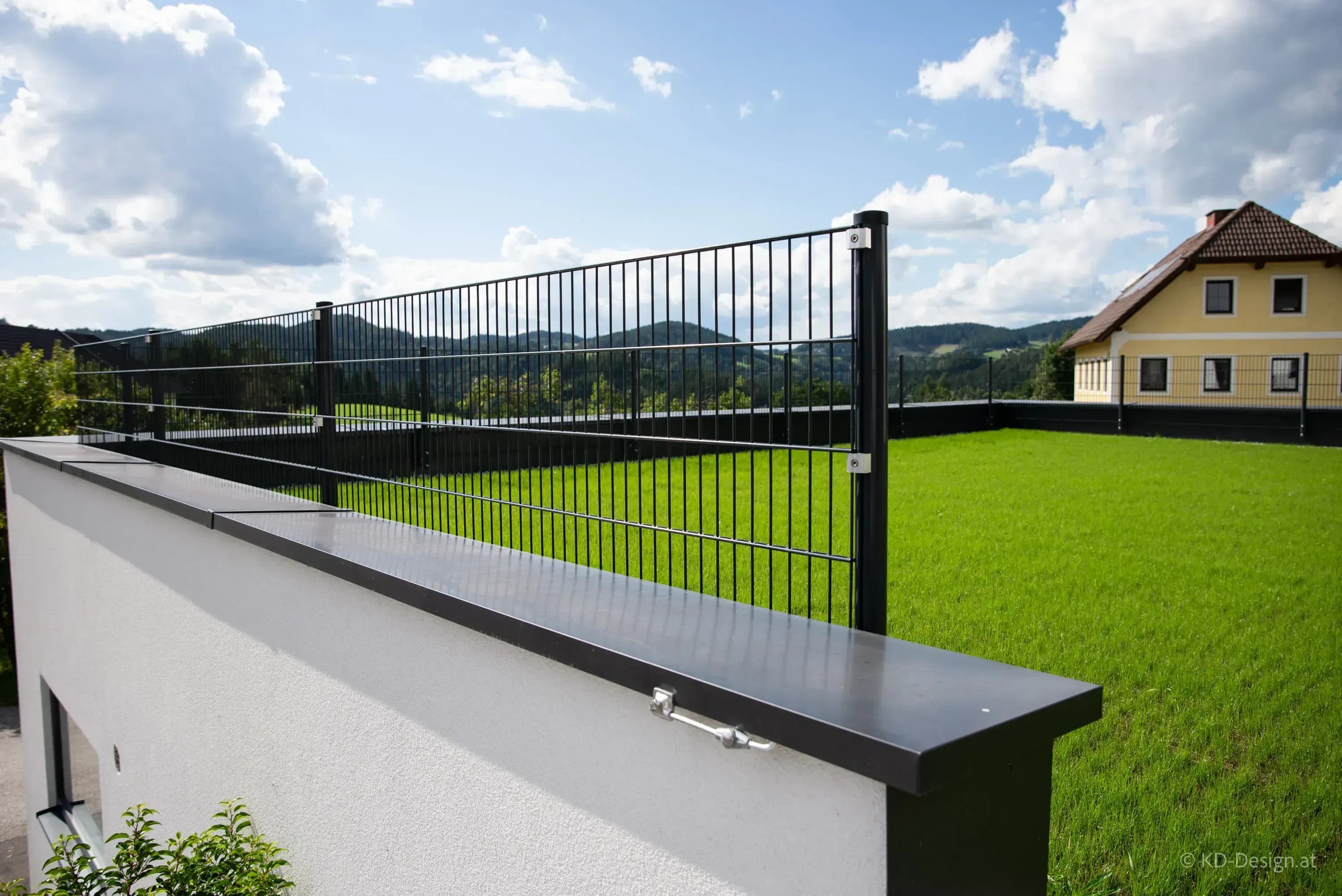 Moderner Gartenzaun aus Metall in Pregarten