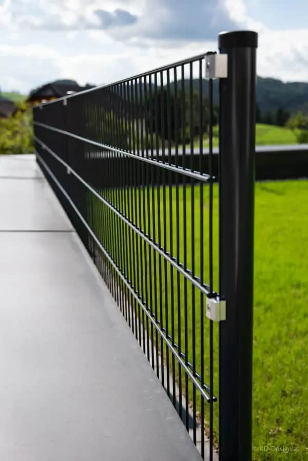Moderner Gartenzaun aus Metall in Pregarten
